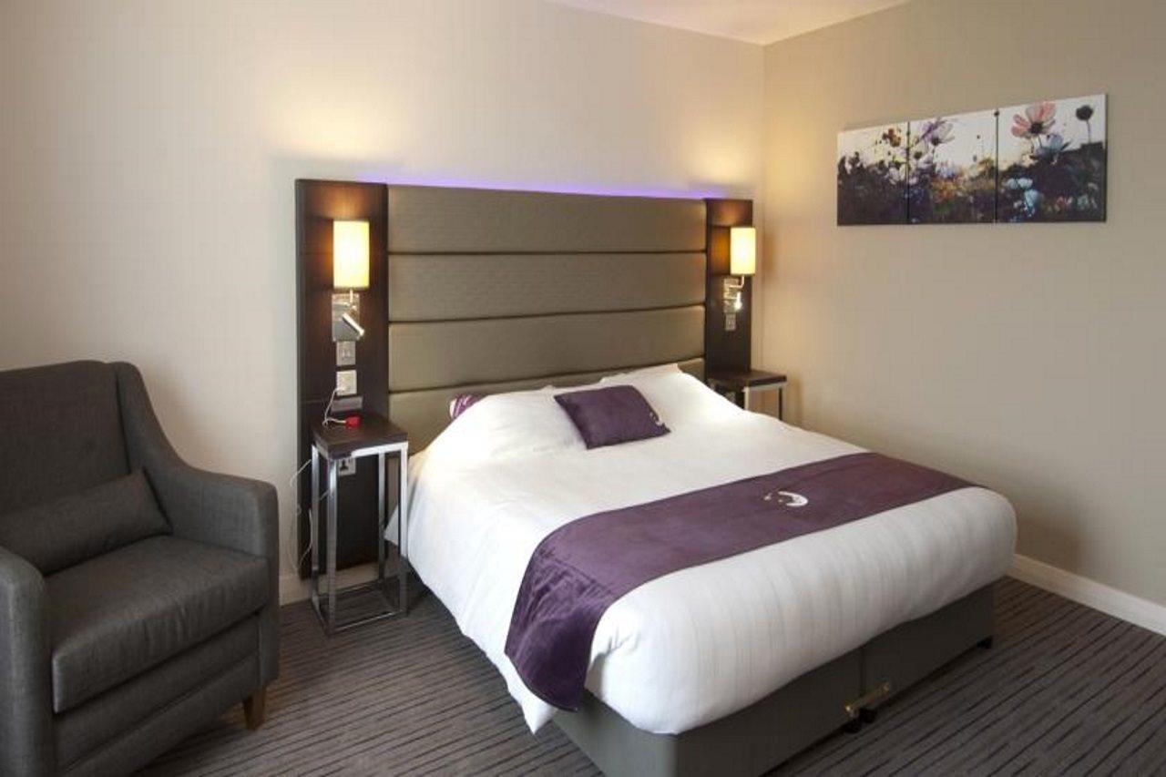Premier Inn London Энфилд Экстерьер фото