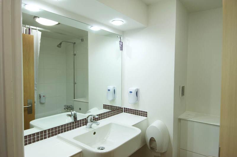 Premier Inn London Энфилд Экстерьер фото