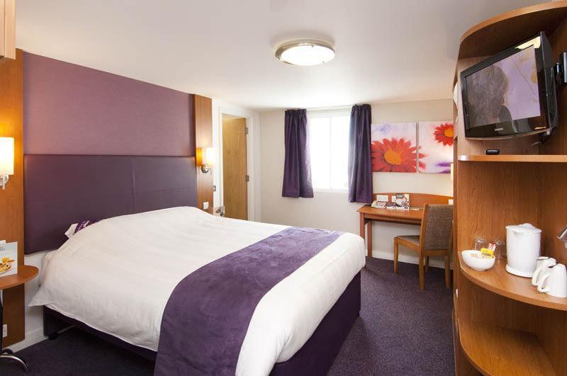 Premier Inn London Энфилд Экстерьер фото