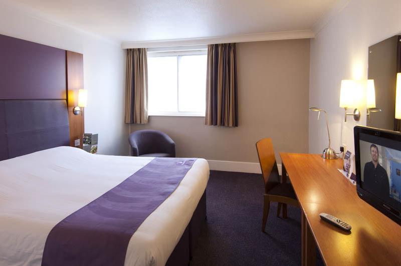Premier Inn London Энфилд Экстерьер фото