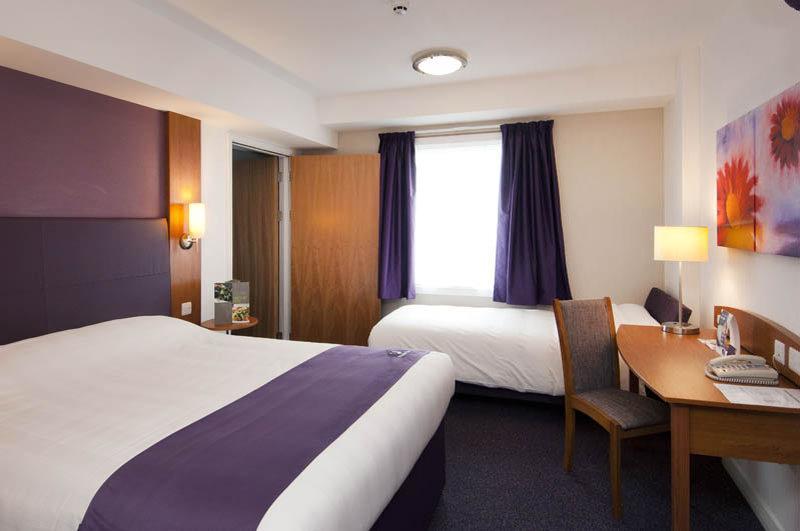 Premier Inn London Энфилд Экстерьер фото