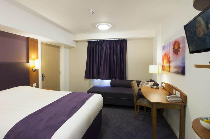 Premier Inn London Энфилд Экстерьер фото